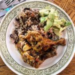Pilons de poulet créole marinés et riz collé aux haricots rouges, une recette haïtienne maison du chef David.