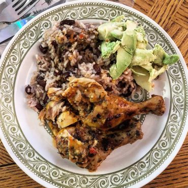 Pilons de poulet créole marinés et riz collé aux haricots rouges, une recette haïtienne maison du chef David.