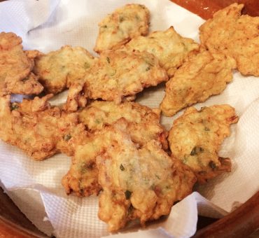 Ces accras de morue sont une recette familiale transmise par mon père, inspirée de la cuisine portugaise. Simples à faire et pleins de goût !