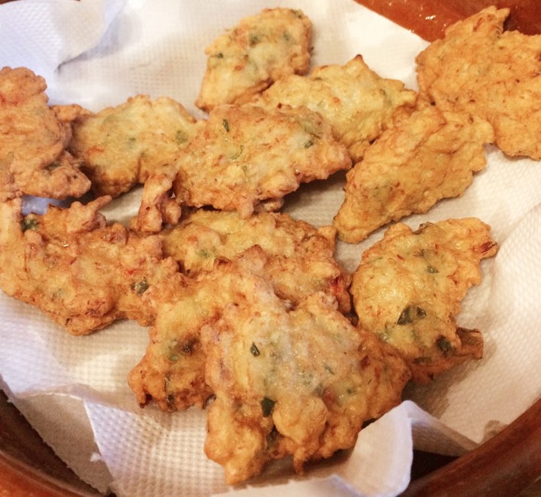 Ces accras de morue sont une recette familiale transmise par mon père, inspirée de la cuisine portugaise. Simples à faire et pleins de goût !