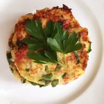 Croquettes de pommes de terre à l’italienne, croustillantes, garnies de prosciutto, fromage et herbes fraîches.