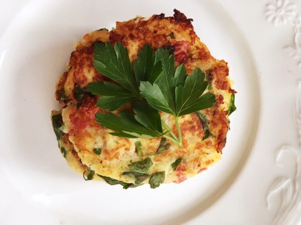 Croquettes de pommes de terre à l’italienne, croustillantes, garnies de prosciutto, fromage et herbes fraîches.
