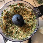 Marinade haïtienne maison aux poivrons, oignons et persil, préparée au robot culinaire selon la recette du chef David.