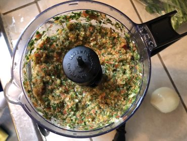 Marinade haïtienne maison aux poivrons, oignons et persil, préparée au robot culinaire selon la recette du chef David.