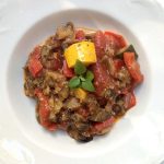 Ratatouille maison aux légumes d’été, recette traditionnelle de mamie, mijotée dans une cocotte en fonte.