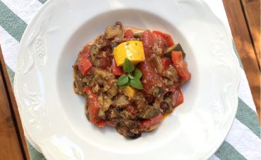 Ratatouille maison aux légumes d’été, recette traditionnelle de mamie, mijotée dans une cocotte en fonte.