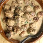 Boulettes suédoises maison servies dans une sauce crémeuse aux épices, présentées dans un bol rustique.