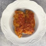 Cigares au chou maison, farcis de viande, riz et fromage, cuits dans une sauce tomate aux épices douces.