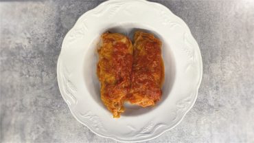 Cigares au chou maison, farcis de viande, riz et fromage, cuits dans une sauce tomate aux épices douces.
