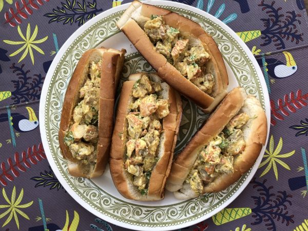 Lobster rolls végétariens aux champignons homards, servis dans des pains grillés avec aneth et mayonnaise.