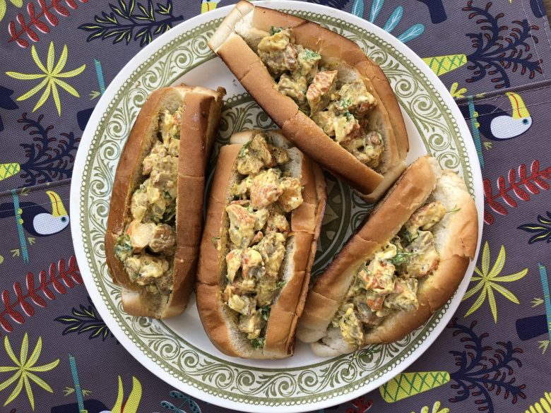 Lobster rolls végétariens aux champignons homards, servis dans des pains grillés avec aneth et mayonnaise.