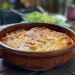 Cannelloni farcis à la ricotta et aux épinards, nappés de sauce tomate et gratinés au four
