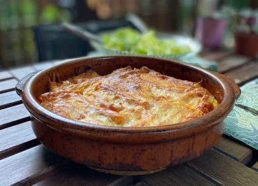 Cannelloni farcis à la ricotta et aux épinards, nappés de sauce tomate et gratinés au four