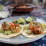 Tacos de poisson à la morue avec avocat crémeux et pico de gallo maison, servis sur tortillas de maïs