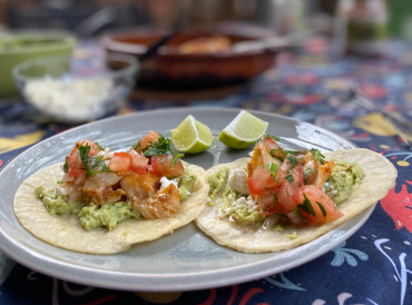 Tacos de poisson à la morue avec avocat crémeux et pico de gallo maison, servis sur tortillas de maïs