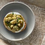 Tartine au chou-fleur grillé et dhal de lentilles corail sur pain naan, garnie d’oignons verts