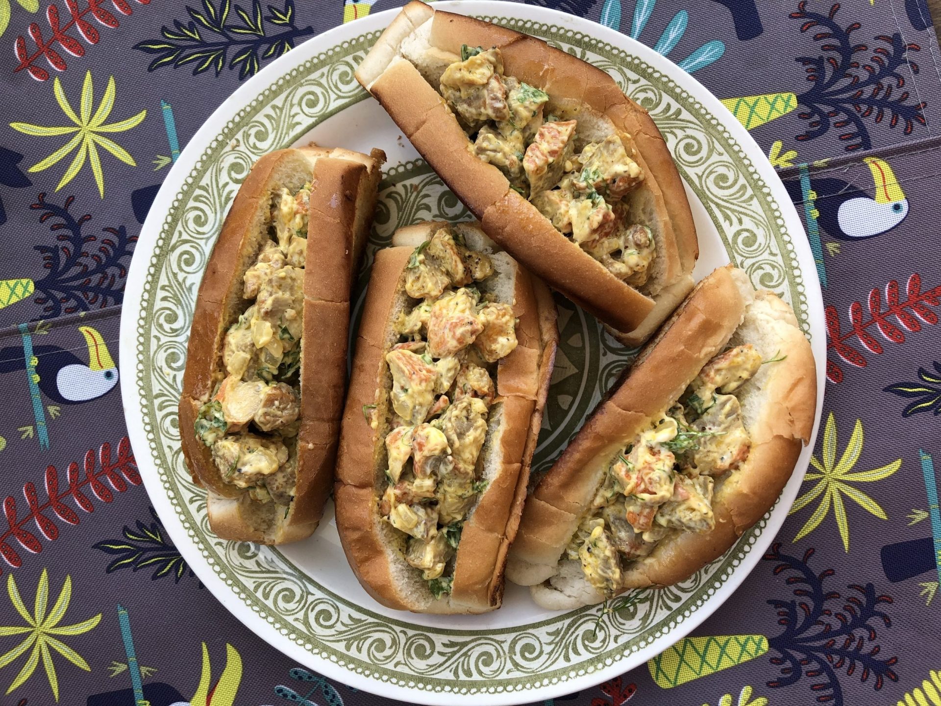Lobster rolls végétariens aux champignons homards, servis dans des pains grillés avec aneth et mayonnaise.