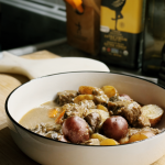 Mijoté de boeuf aux champignons et pommes de terre grelots servi dans un bol.