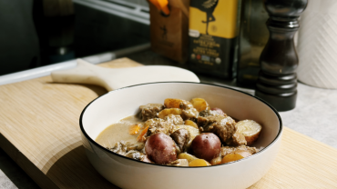 Mijoté de boeuf aux champignons et pommes de terre grelots servi dans un bol.