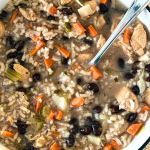 Soupe-repas caraïbéenne au poulet, riz et haricots noirs.