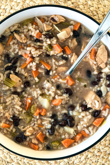 Soupe-repas caraïbéenne au poulet, riz et haricots noirs.