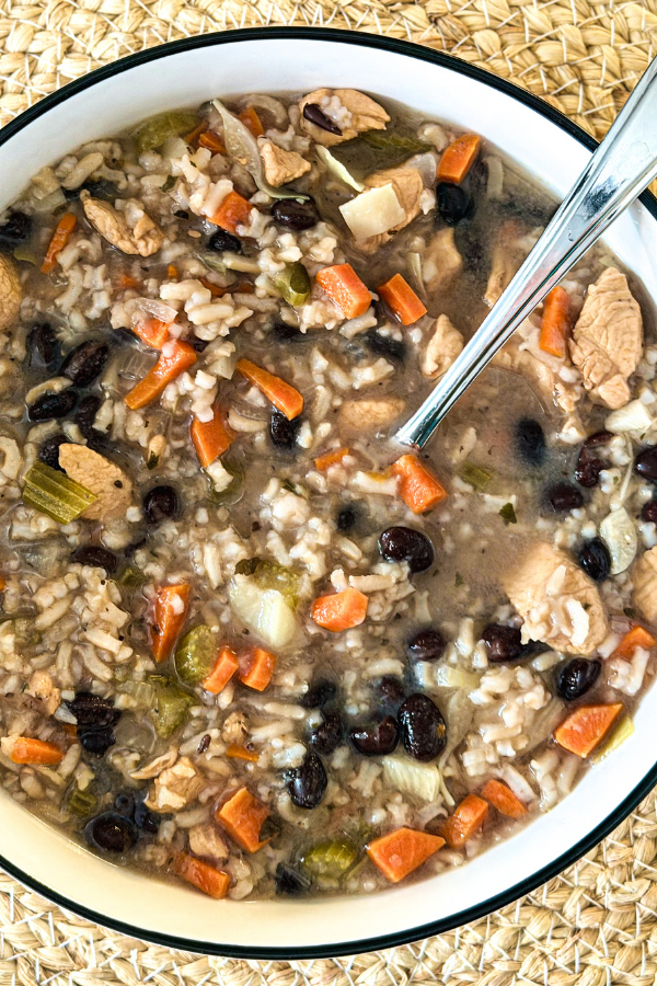 Soupe-repas caraïbéenne au poulet, riz et haricots noirs.