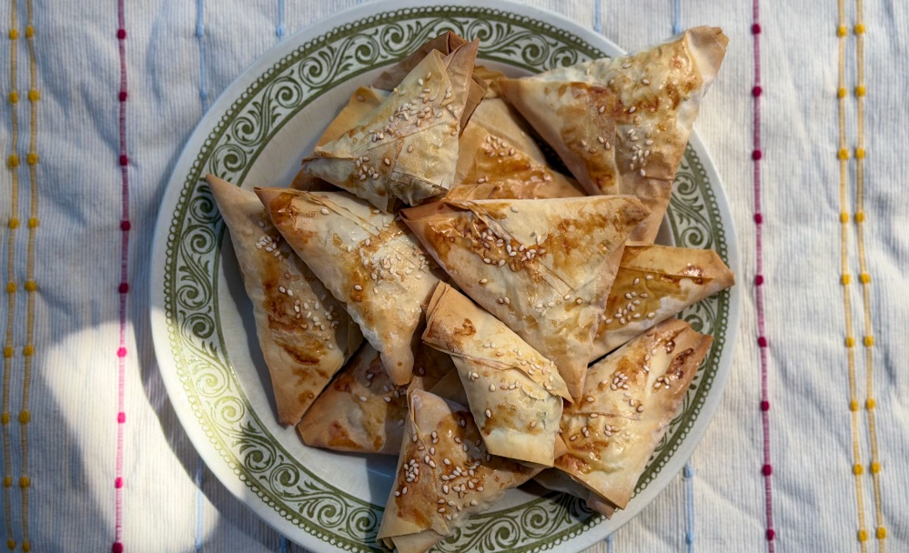 Spanakopita maison croustillants garnis d'épinards frais, de feta, d'herbes et de citron.
