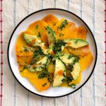 Salade de betteraves jaunes et avocat avec lime, persil et salsa picante