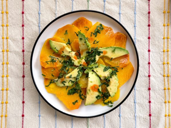 Salade de betteraves jaunes et avocat avec lime, persil et salsa picante