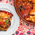 Aubergines parmigiana au veau grillées au charbon de bois, gratinées à la mozzarella et servies avec une sauce tomate maison.