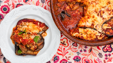 Aubergines parmigiana au veau grillées au charbon de bois, gratinées à la mozzarella et servies avec une sauce tomate maison.