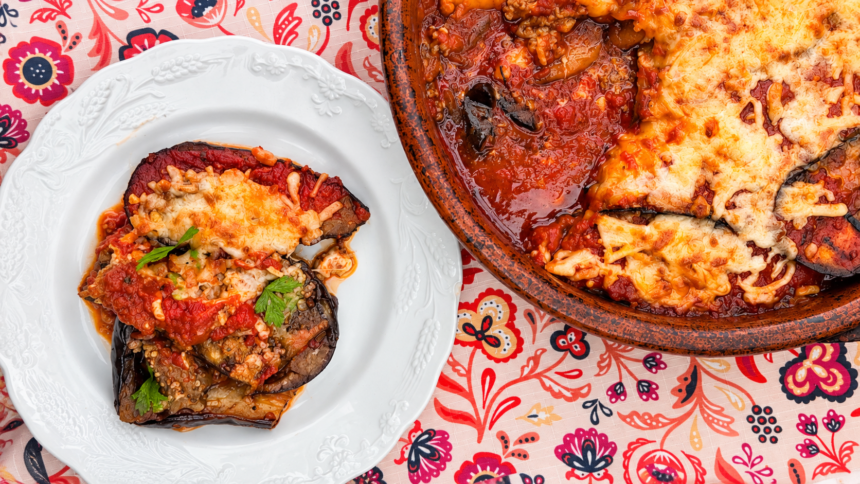 Aubergines parmigiana au veau grillées au charbon de bois, gratinées à la mozzarella et servies avec une sauce tomate maison.